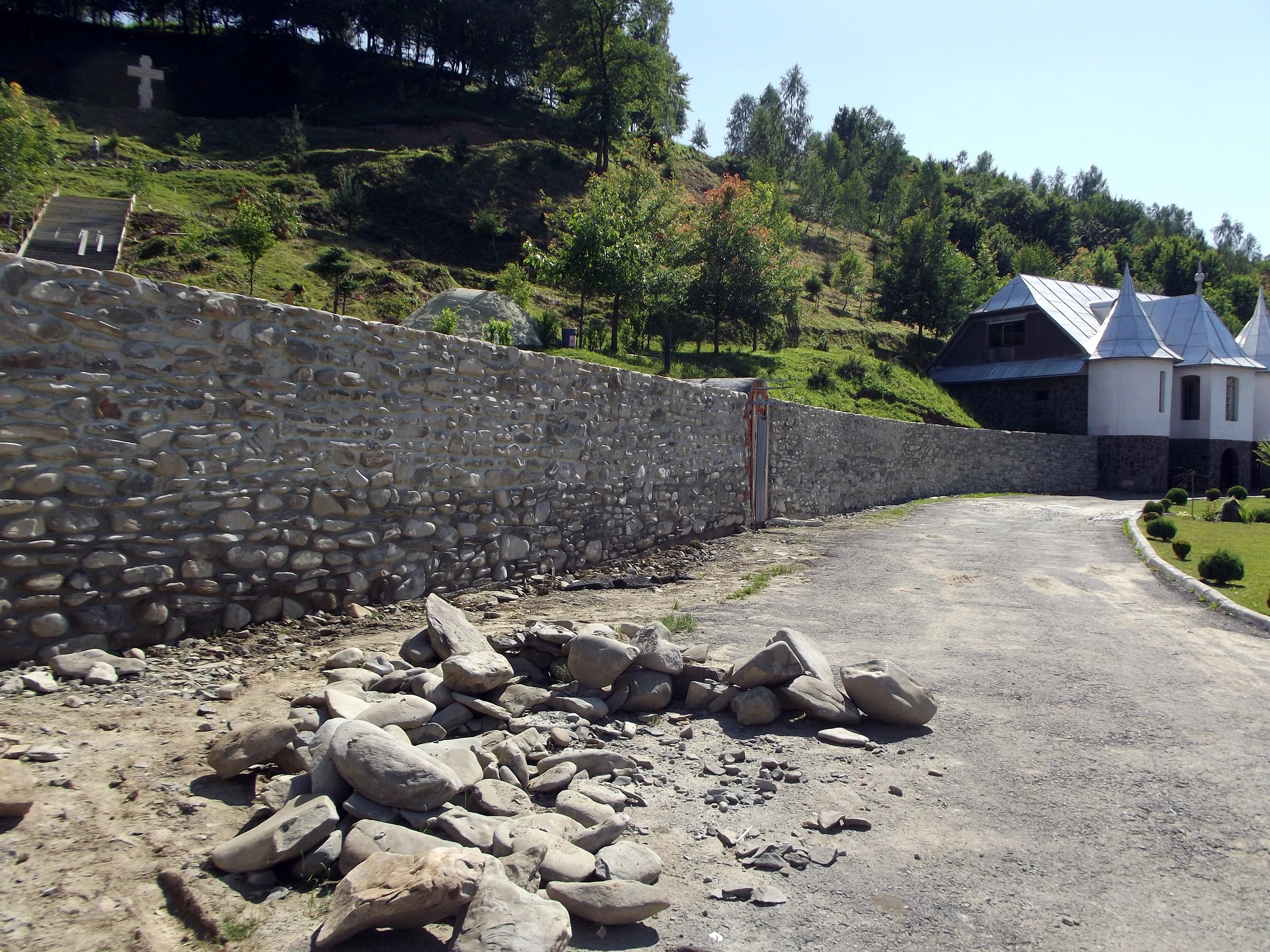 Stone retaining wall built along a residential driveway in Brisbane